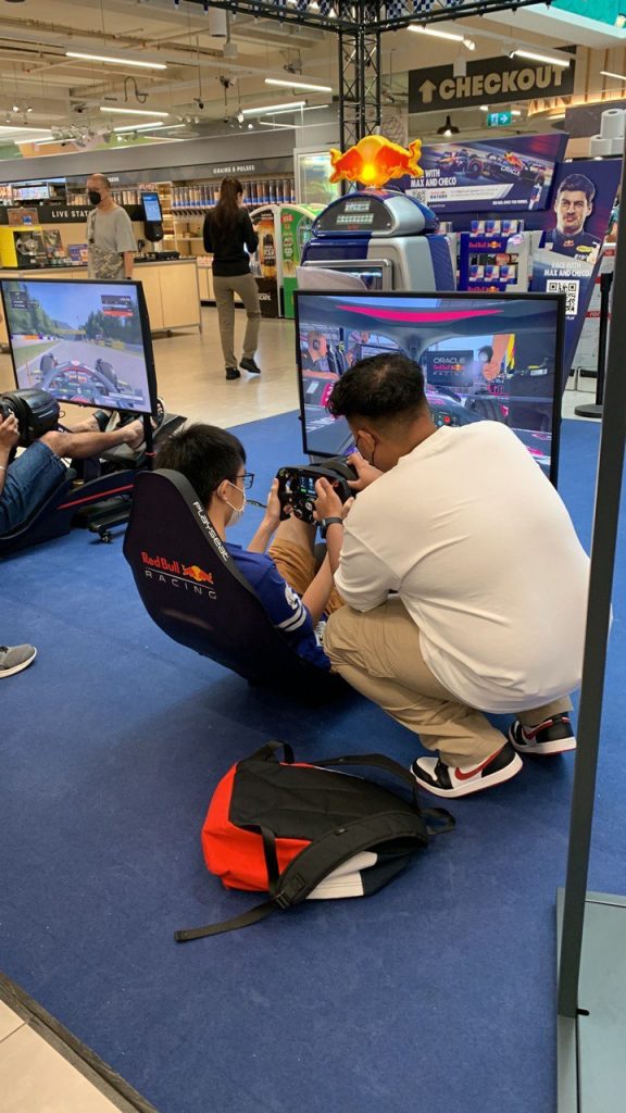 In partnership with the defending Formula 1 World Championship Team, S5 Racing provided 2 Playseat Formula Rigs that adorned Red Bull’s brand logo. Thrustmaster had also provided their latest Ferrari F1 Replica Wheel that comes with a fully functioning screen for this collaboration, connecting participants to the virtual racing world.