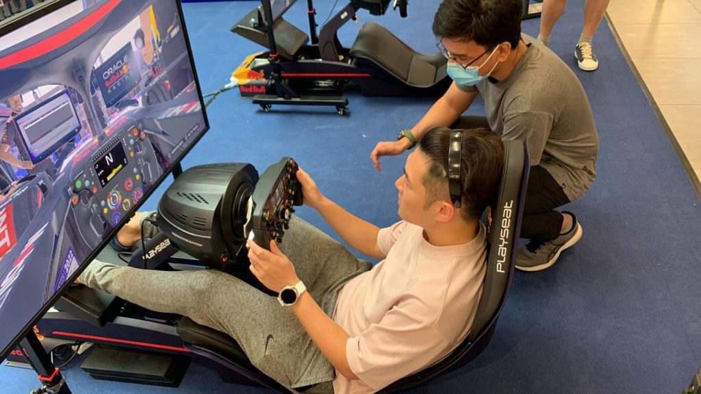 In partnership with the defending Formula 1 World Championship Team, S5 Racing provided 2 Playseat Formula Rigs that adorned Red Bull’s brand logo. Thrustmaster had also provided their latest Ferrari F1 Replica Wheel that comes with a fully functioning screen for this collaboration, connecting participants to the virtual racing world.