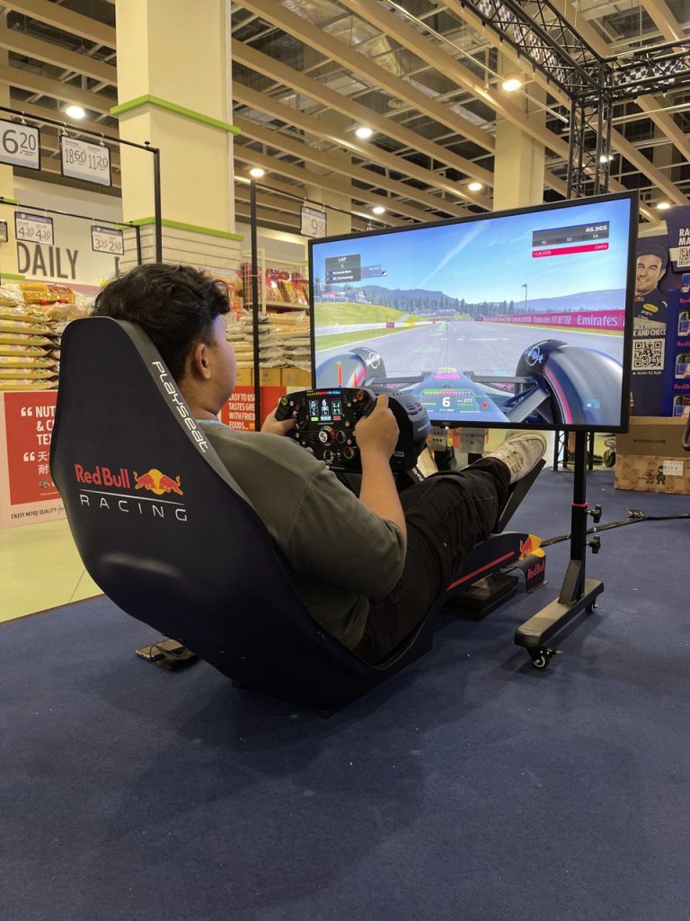 In partnership with the defending Formula 1 World Championship Team, S5 Racing provided 2 Playseat Formula Rigs that adorned Red Bull’s brand logo. Thrustmaster had also provided their latest Ferrari F1 Replica Wheel that comes with a fully functioning screen for this collaboration, connecting participants to the virtual racing world.
