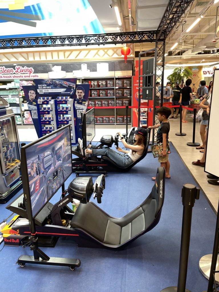 In partnership with the defending Formula 1 World Championship Team, S5 Racing provided 2 Playseat Formula Rigs that adorned Red Bull’s brand logo. Thrustmaster had also provided their latest Ferrari F1 Replica Wheel that comes with a fully functioning screen for this collaboration, connecting participants to the virtual racing world.